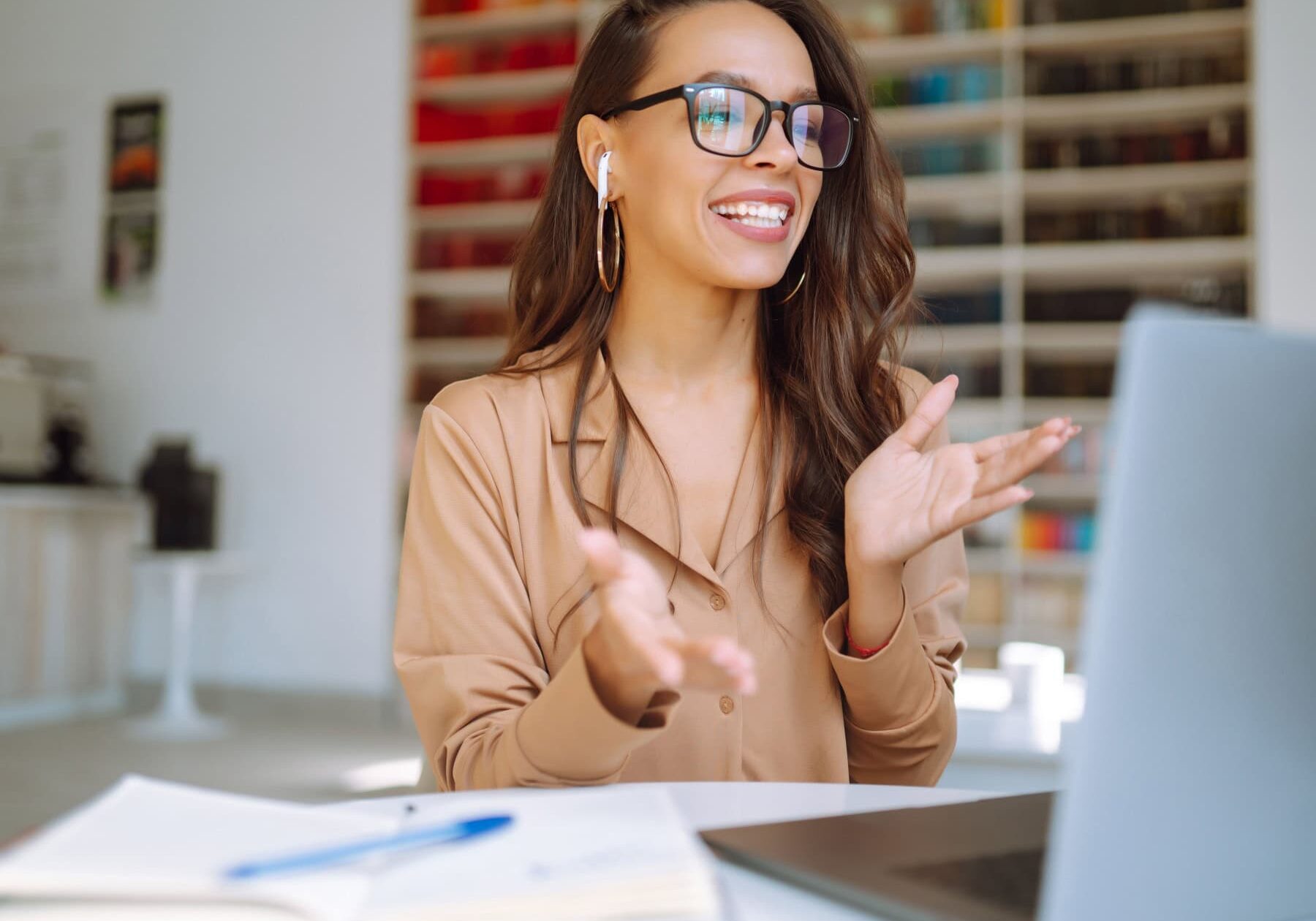icf-about-cio-engage A woman networking through engage on her laptop with other coaches.