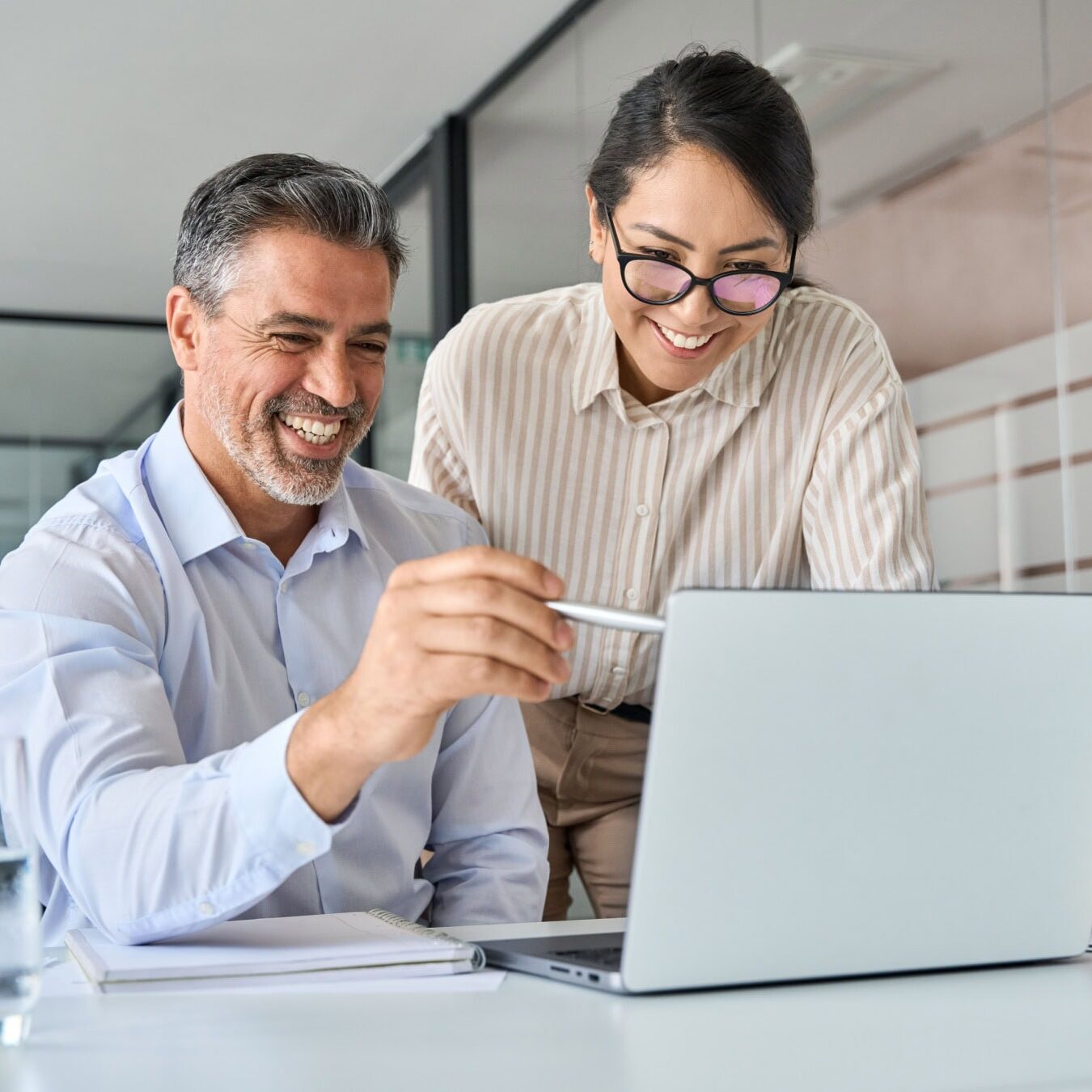 icf-credentialing-prepare-for-performance-evaluations A man and a woman looks a laptop to see how best to prepare for the performance evaluations