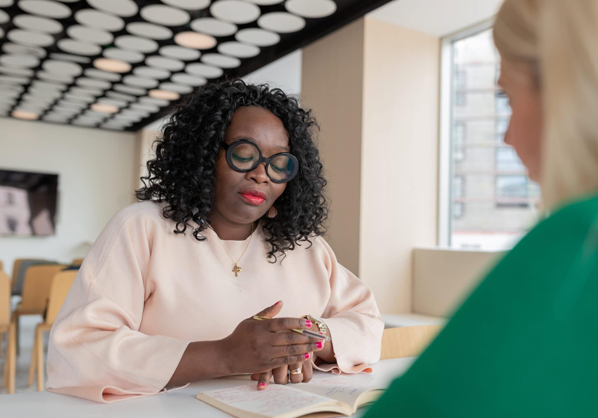 icf-get-coaching-coaching-experience Professional ICF coach in a one-on-one coaching session, guiding a client through personal and organizational growth strategies.